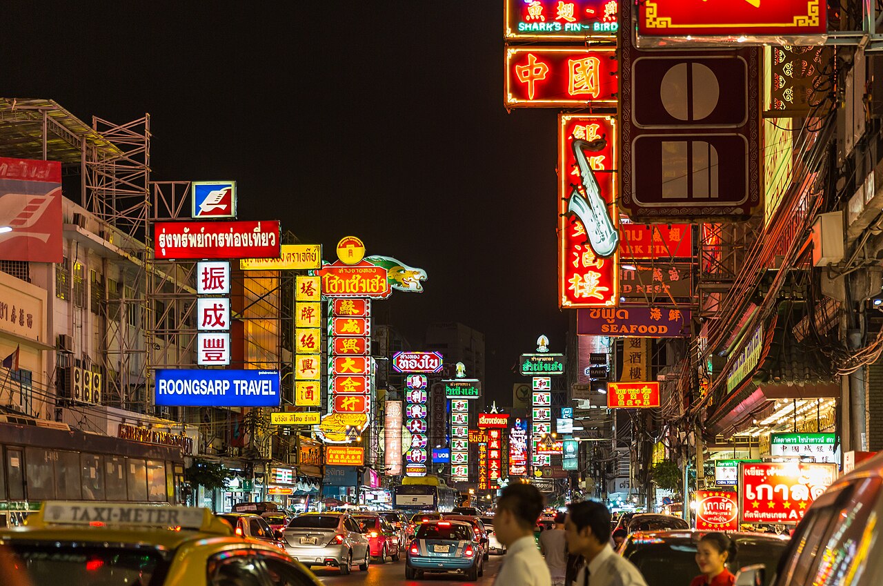 Chinatown de Bangkok de noche entre neones