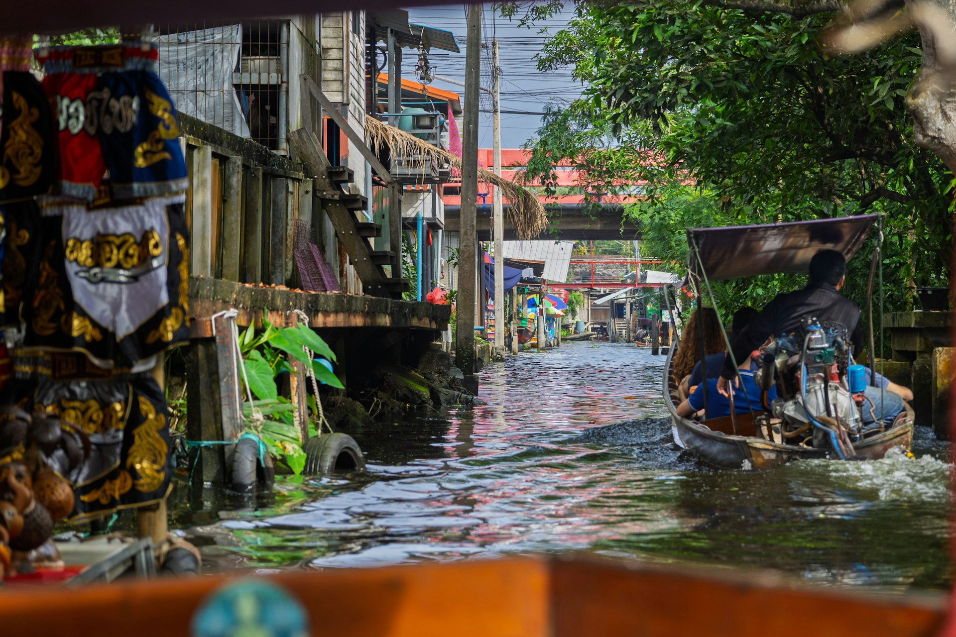 Canales de Bangkok en barca de cola larga