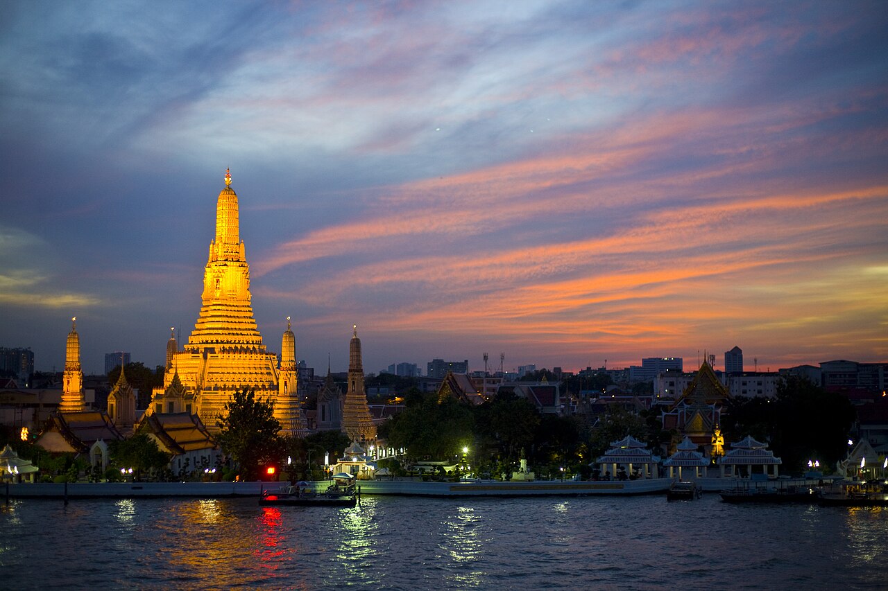 Wat Arun iluminado sobre el río