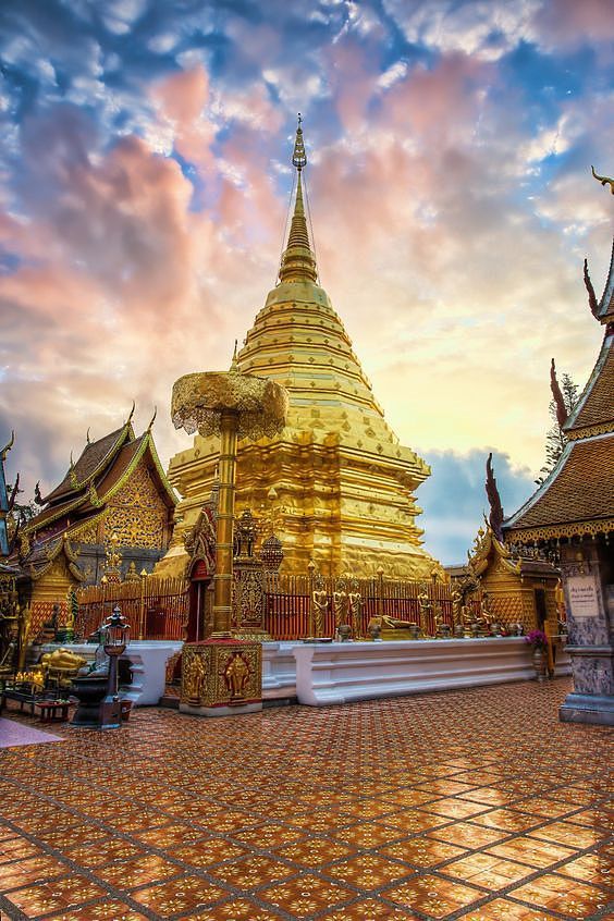 Templo dorado de Doi Suthep al atardecer