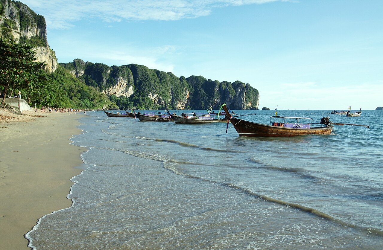 Playa de Ao Nang con acantilados de caliza y longtails