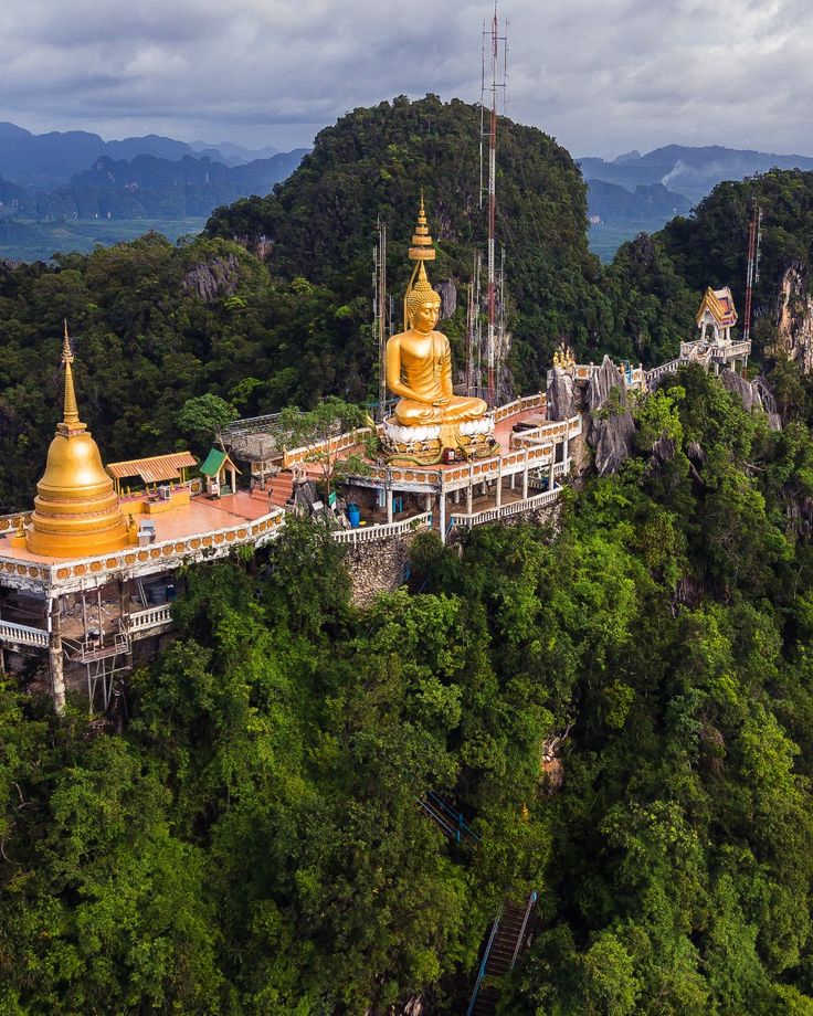 Buda dorado en la cima del Tiger Cave Temple